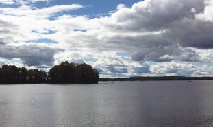 Utsikt över sjön Bolmen och en flytande forskningsplattform.