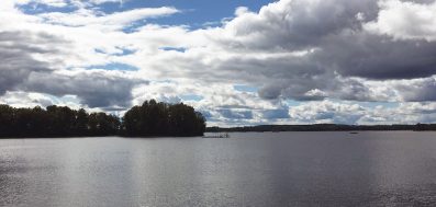 Utsikt över sjön Bolmen och en flytande forskningsplattform.