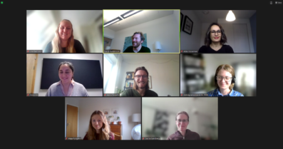 Skärmdump på flera personer i ett digitalt möte